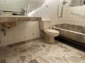 SE VENDE CASA PUERTA CALLE EN LA MOLINA VIEJA