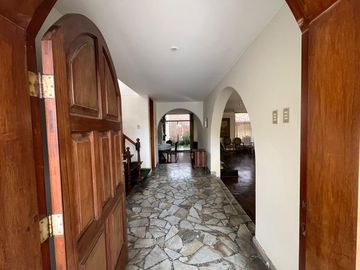 SE VENDE CASA PUERTA CALLE EN LA MOLINA VIEJA