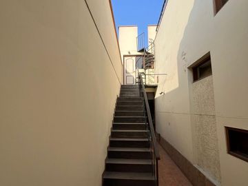 SE VENDE CASA PUERTA CALLE EN LA MOLINA VIEJA