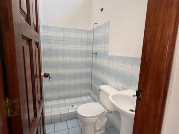 SE VENDE CASA PUERTA CALLE EN LA MOLINA VIEJA