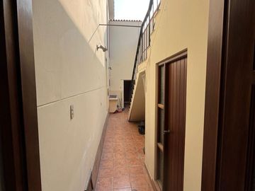 SE VENDE CASA PUERTA CALLE EN LA MOLINA VIEJA