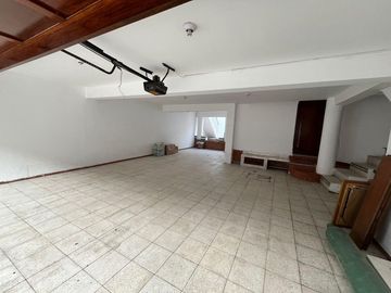 SE VENDE AMPLIA CASA CON PISCINA