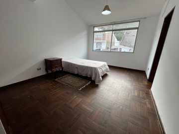 SE VENDE AMPLIA CASA CON PISCINA