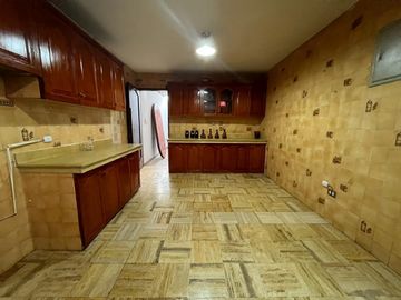 SE VENDE AMPLIA CASA CON PISCINA