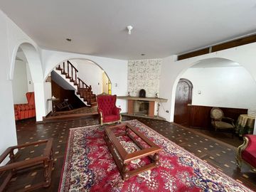 SE VENDE AMPLIA CASA CON PISCINA