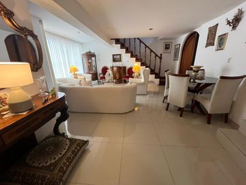 SE VENDE AMPLIA CASA CON PISCINA