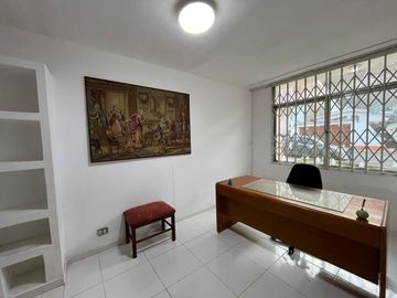 SE VENDE AMPLIA CASA CON PISCINA