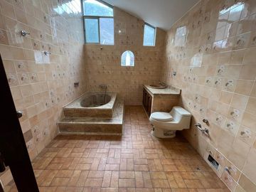 SE VENDE AMPLIA CASA CON PISCINA