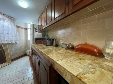 SE VENDE AMPLIA CASA CON PISCINA