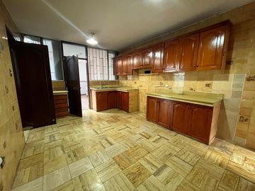 SE VENDE AMPLIA CASA CON PISCINA