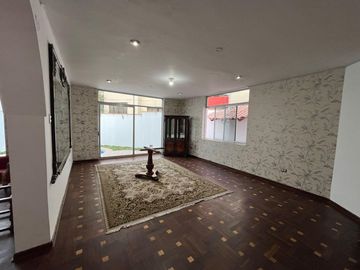 SE VENDE AMPLIA CASA CON PISCINA