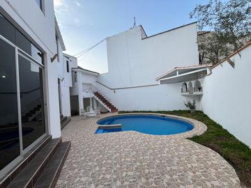 SE VENDE AMPLIA CASA CON PISCINA