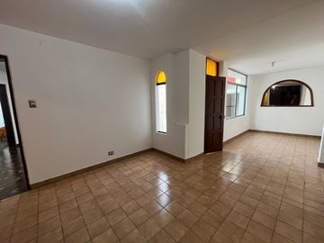 SE VENDE AMPLIA CASA CON PISCINA