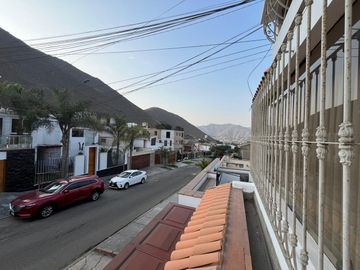 SE VENDE AMPLIA CASA CON PISCINA