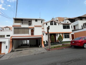 SE VENDE AMPLIA CASA CON PISCINA