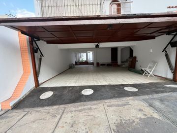 SE VENDE AMPLIA CASA CON PISCINA