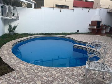 SE VENDE AMPLIA CASA CON PISCINA