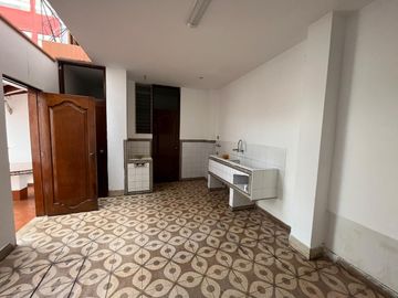 SE VENDE AMPLIA CASA CON PISCINA