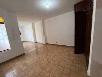 SE VENDE AMPLIA CASA CON PISCINA