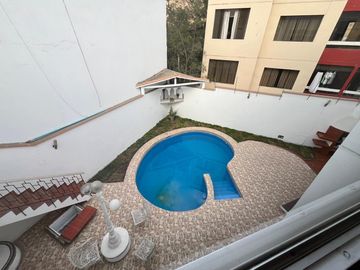 SE VENDE AMPLIA CASA CON PISCINA