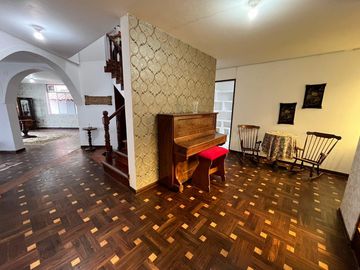 SE VENDE AMPLIA CASA CON PISCINA