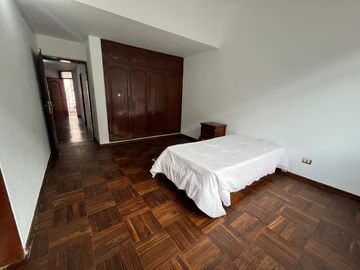 SE VENDE AMPLIA CASA CON PISCINA