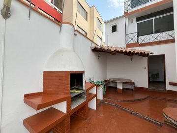 SE VENDE AMPLIA CASA CON PISCINA