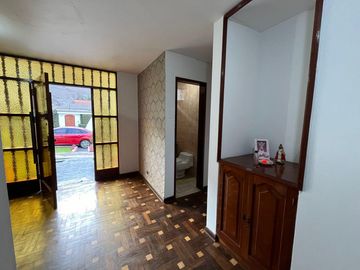 SE VENDE AMPLIA CASA CON PISCINA