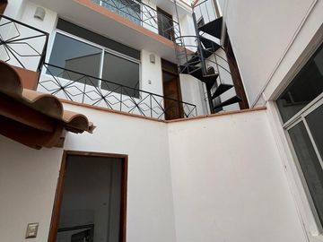 SE VENDE AMPLIA CASA CON PISCINA