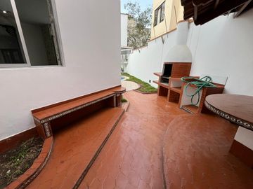 SE VENDE AMPLIA CASA CON PISCINA