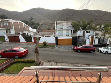 SE VENDE AMPLIA CASA CON PISCINA