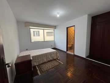 SE VENDE AMPLIA CASA CON PISCINA
