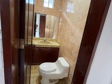 SE VENDE AMPLIA CASA CON PISCINA