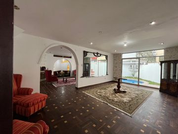 SE VENDE AMPLIA CASA CON PISCINA