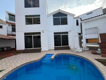 SE VENDE AMPLIA CASA CON PISCINA