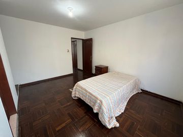 SE VENDE AMPLIA CASA CON PISCINA