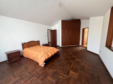 SE VENDE AMPLIA CASA CON PISCINA