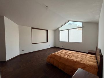 SE VENDE AMPLIA CASA CON PISCINA