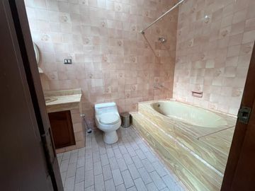 SE VENDE AMPLIA CASA CON PISCINA