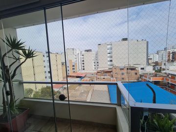 SE ALQUILA DEPARTAMENTO A 5 CUADRAS DEL MALECON EN MIRAFLORES Y A PASOS DE LA ZONA DE PARQUES