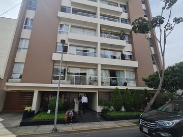 SE ALQUILA DEPARTAMENTO A 5 CUADRAS DEL MALECON EN MIRAFLORES Y A PASOS DE LA ZONA DE PARQUES