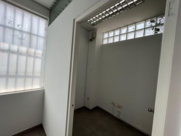 SE ALQUILA PEQUEÑO EDIFICIO PARA  CALL CENTER y OFICINA  DESCRIPCION