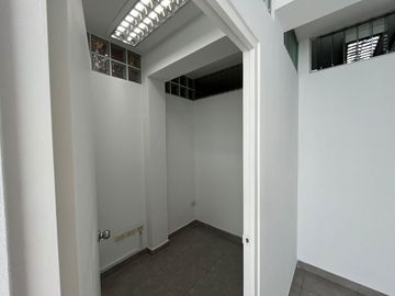 SE ALQUILA PEQUEÑO EDIFICIO PARA  CALL CENTER y OFICINA  DESCRIPCION