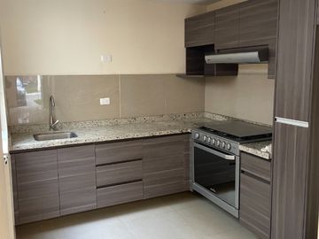 CASA EN VENTA, STRATA RESIDENCIAL