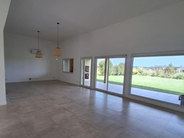 RBS. HERMOSA CASA EN EL CAMPO FINCAS EXCLUSIVAS, CARDALES.