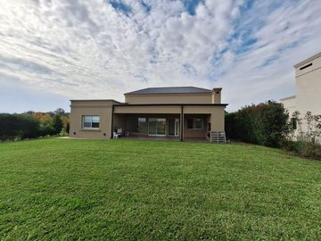 RBS. HERMOSA CASA EN EL CAMPO FINCAS EXCLUSIVAS, CARDALES.
