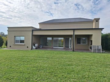 RBS. HERMOSA CASA EN EL CAMPO FINCAS EXCLUSIVAS, CARDALES.