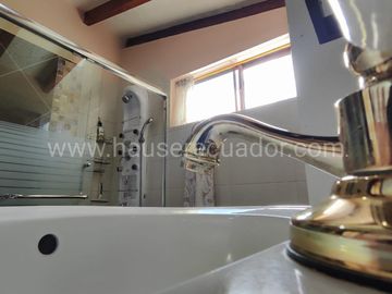 Casa con Dormitorio en Planta Baja y Cabaña | Terreno bifamiliar de 2.875 m2 en Urbanización Privada