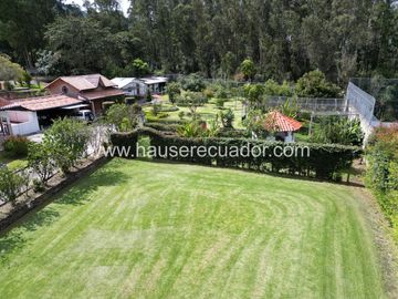 Casa con Dormitorio en Planta Baja y Cabaña | Terreno bifamiliar de 2.875 m2 en Urbanización Privada