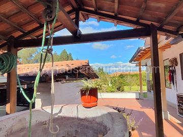 Casa con Dormitorio en Planta Baja y Cabaña | Terreno bifamiliar de 2.875 m2 en Urbanización Privada